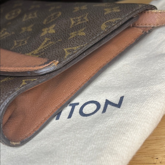 Louis Vuitton Monogram Bordeaux 24 Shoulder Bag M51798. - Picture 14 of 15